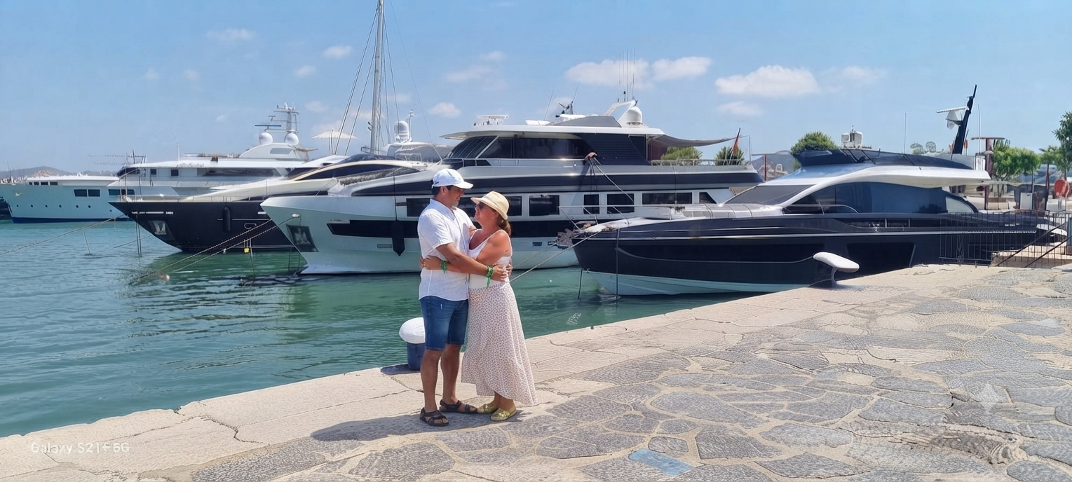 Ezequiel y Yiseth abrazados en el puerto con yates