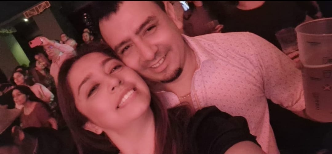 Ezequiel y Yiseth sonriendo juntos