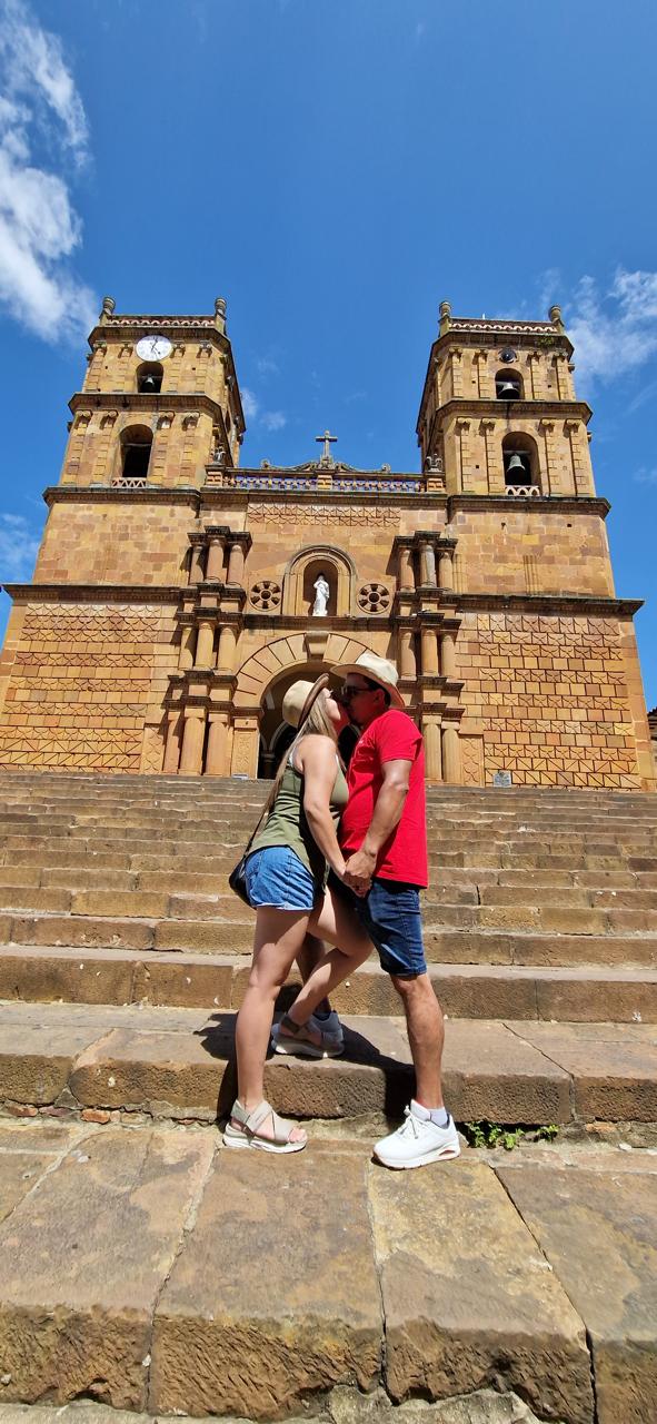 Ezequiel y Yiseth frente a la catedral