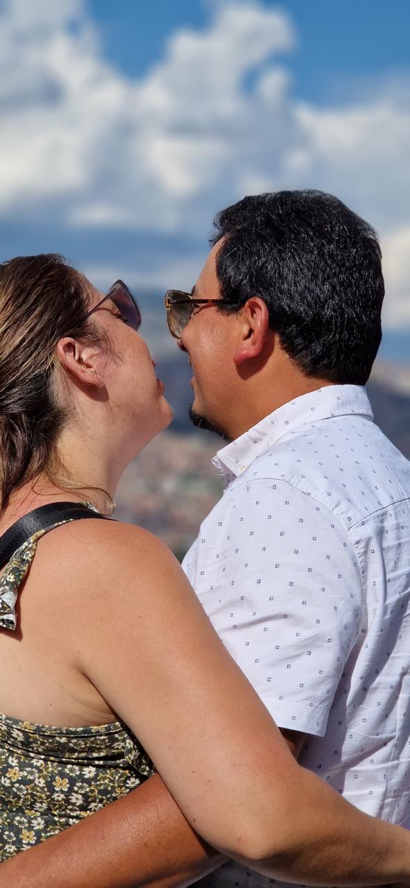 Ezequiel y Yiseth mirándose con el cielo de fondo