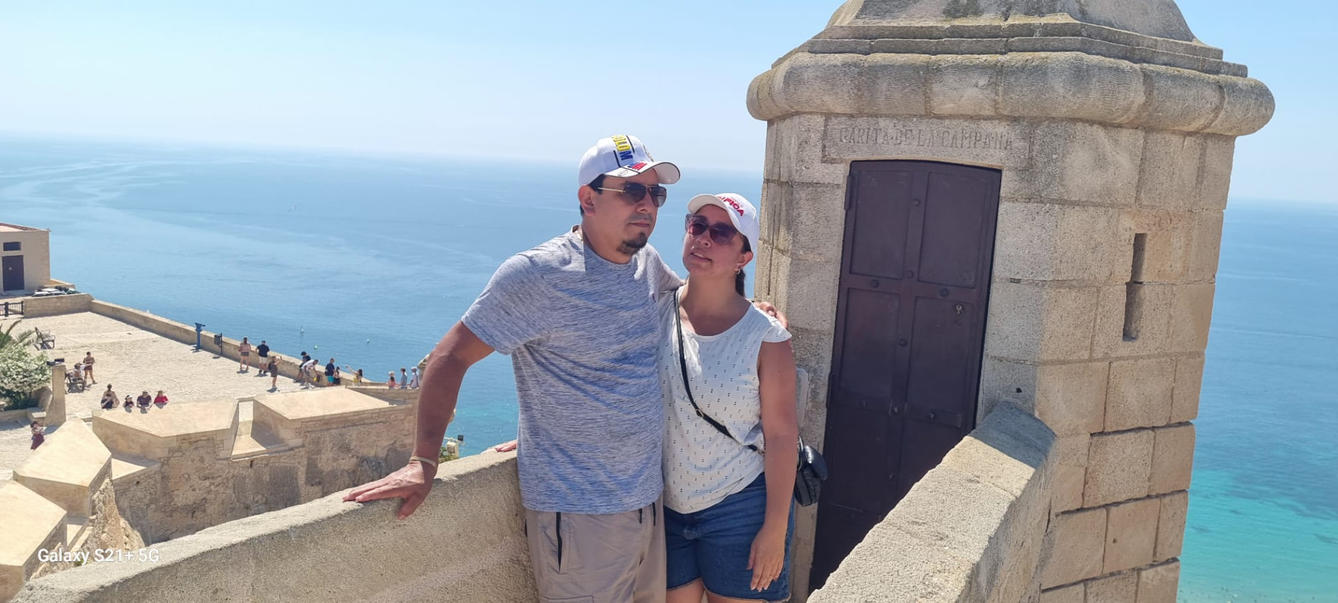 Ezequiel y Yiseth en un mirador frente al mar
