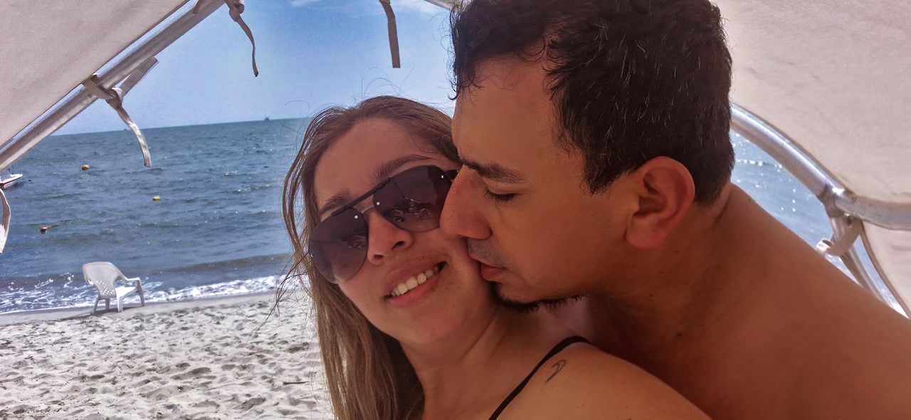Ezequiel y Yiseth en la playa