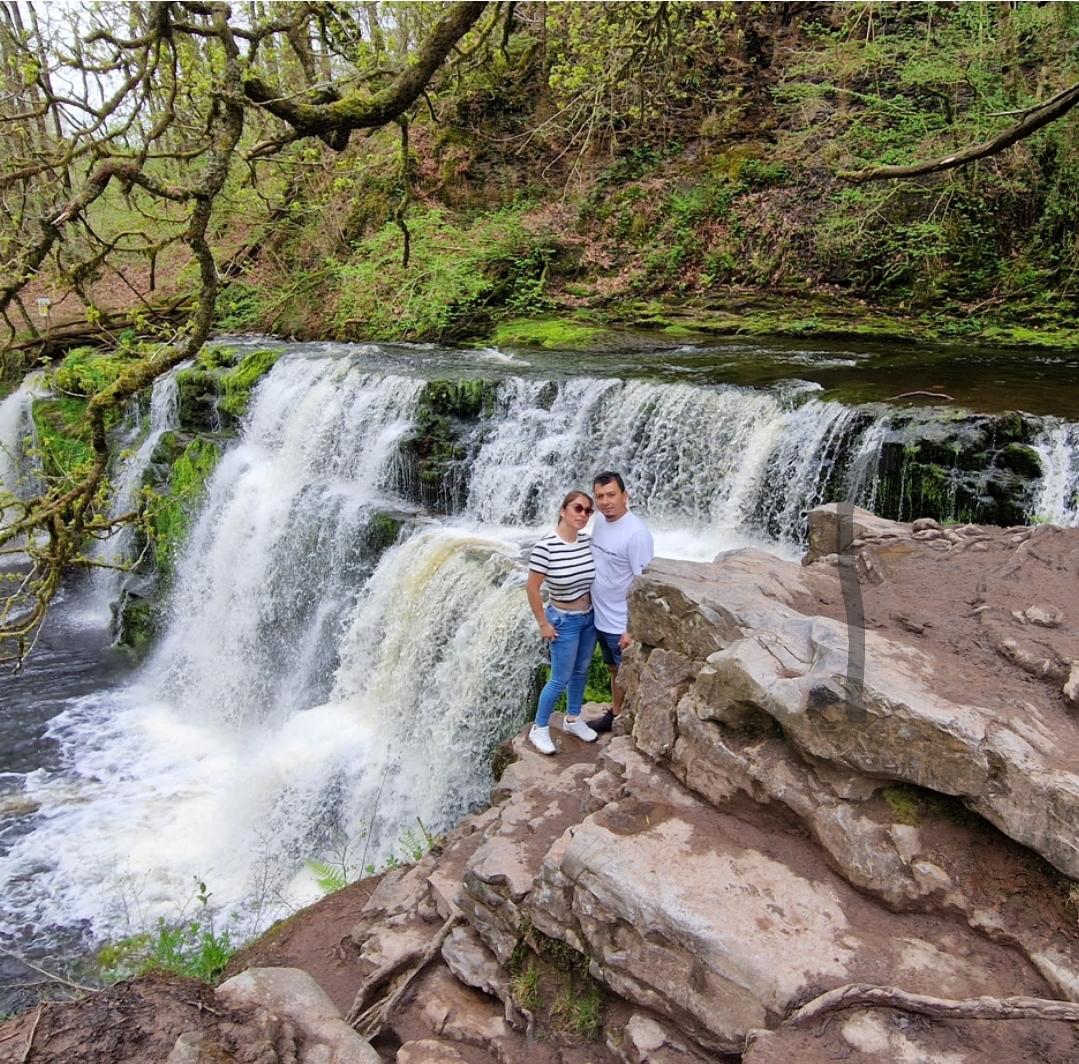 Ezequiel y Yiseth frente a una cascada