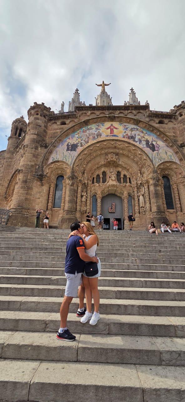 Ezequiel y Yiseth en las escalinatas del templo